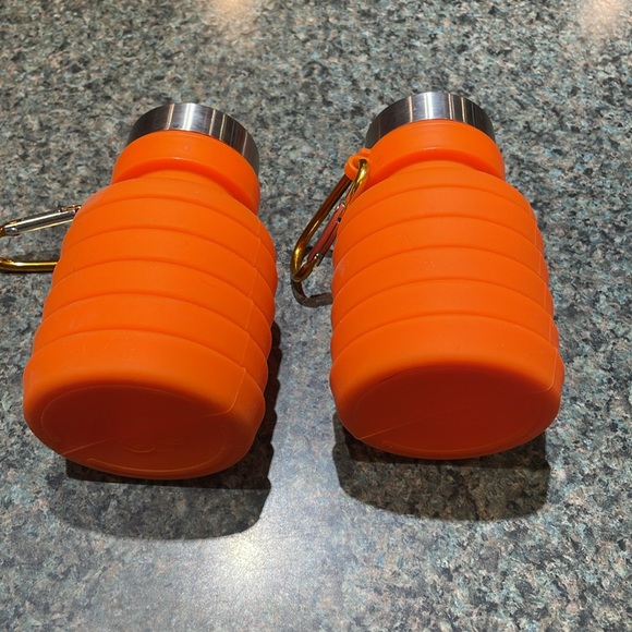 Adjustable silicone canteens Set of 2 with carabiners orange with silver tops - Picture 6 of 7